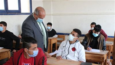 بث مباشر.. فرحة بين طلاب ثانية ثانوي بسوهاج لسهولة امتحاني العربي والجغرافيا 