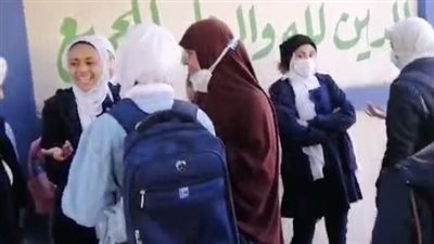 بث مباشر.. تباين آراء طالبات الصف الثاني الثانوي بأسوان حول امتحان العربي 