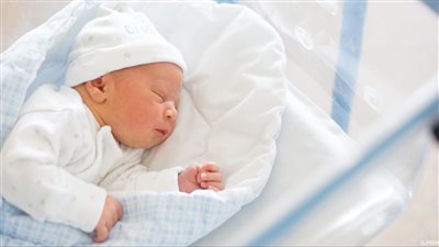 كيف تعتنى بطفلك حديث الولادة في الطقس شديد البرودة؟