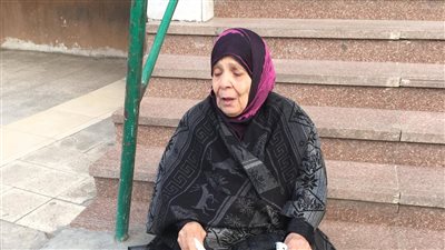 ابنها ضربها ورماها في الشارع بسبب المخدرات.. مأساة مسنة فوق الـ70 | فيديو