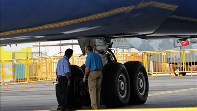 العثور على رجل اختبأ بحجرة عجلات طائرة في رحلة استمرت 11 ساعة