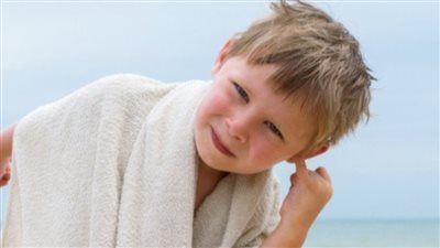 5 طرق لعلاج احتباس الماء في الأذن أثناء الاستحمام أو السباحة