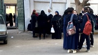 ترقب على وجوه طالبات أولى ثانوي قبل أداء امتحاني الكيمياء والجغرافيا بالجيزة