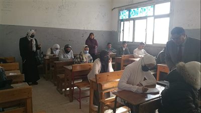 طلاب الصف الأول الثانوي في الإسماعيلية يؤدون امتحان مادتي الكيمياء والجغرافيا| صور