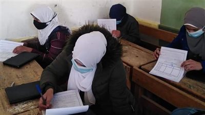 الكمامة شرط الدخول.. الالتزام بإجراءات مواجهة كورونا بلجان امتحانات أولى ثانوي بأسيوط