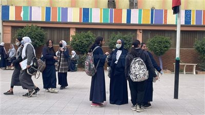 طالبات أولى ثانوي: امتحان الكيمياء سهل وصعب.. فيديو 