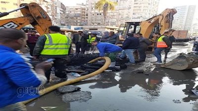 انفجار ماسورة مياه الشرب وانقطاع المياه عن بعض مناطق مدينة الزقازيق|صور