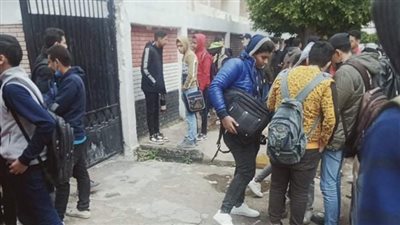 طلاب أولى ثانوي بالإسكندرية يراجعون الإجابات بعد امتحاني الكيمياء والجغرافيا | صور 