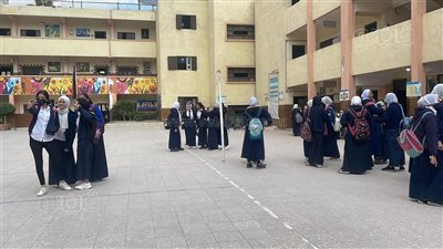 طالبات أولى ثانوي بالعجوزة: امتحان الجغرافيا جامد.. ونكدوا علينا في الكيمياء | فيديو