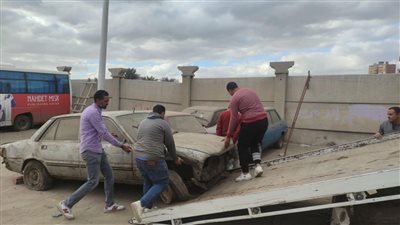 الجيزة ترفع السيارات المتهالكة والمتروكة بالشوارع | فيديو 