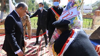 محافظ سوهاج ومدير الأمن يضعان أكاليل الزهور على النصب التذكاري لشهداء الشرطة