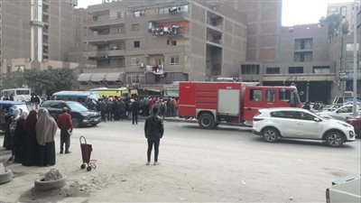 بدون أرقام.. ميكروباص يصدم سيدة ويكسر عمود إنارة بشبرا الخيمة | صور 