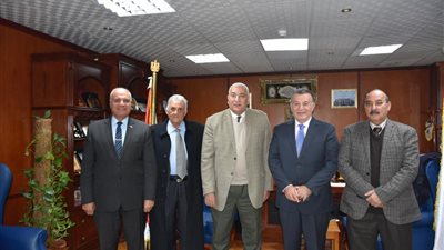 رئيس جامعة السادات يناقش أبحاث التغيرات المناخية