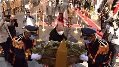 محافظ أسيوط يضع إكليلا من الزهور على النصب التذكاري لشهداء الشرطة