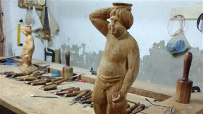 تفوق على الإيطاليين.. عم حسن جسد قصة سيدنا موسى على الخشب | فيديو