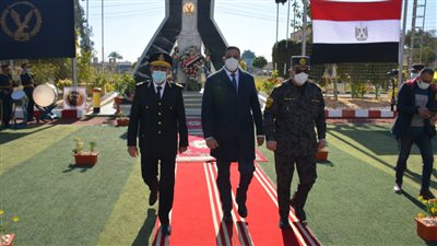محافظ الدقهلية يضع إكليل الزهور على النصب التذكاري للشهداء 