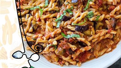 طريقة عمل المكرونة بالصلصة والخضار أكلة سريعة للحظات الحرجة