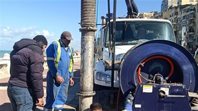 تطهير الشنايش والمطابق فى شوارع الإسكندرية استعدادا نوة الكرم