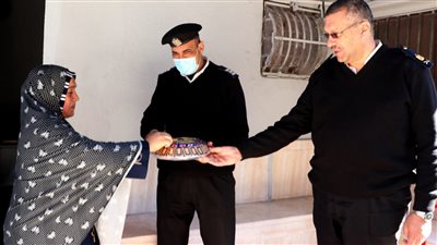 احتفالا بعيد الشرطة.. مركز شرطة بني عبيد يوزيع شوكولاتة على المواطنين بالدقهلية| صور
