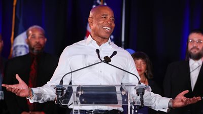 رئيس بلدية نيويورك يتعهد بالتخلص من الأسلحة المنتشرة في الشوارع