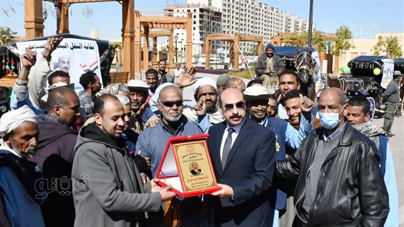 إهداء محافظ أسوان