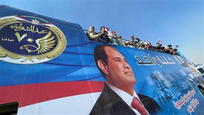 احتفالات الشرطة بعيدها الـ70 فى الشوارع والميادين مع المواطنين.. الشوكولاتة وهدايا والورد أبرزها l صور