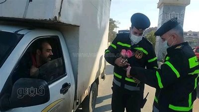 بالورد والحلوى.. مرور الشرقية تحتفل مع المواطنين بعيد الشرطة الـ70|صور