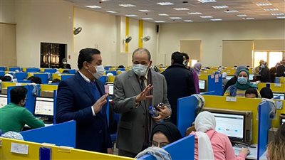 حقوق المنصورة تعقد أول امتحان إلكتروني بنظام أون لاين l صور 