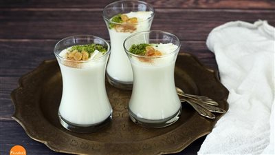 يدفئ ويغذي في الطقس البارد.. طريقة عمل السحلب باللبن