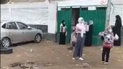 وسط الأمطار.. طلاب شبرا يتوافدون على اللجان لأداء امتحاني الأحياء والتاريخ | فيديو