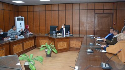متابعة أعمال اللجنة الاقتصادية لدراسة الفرص الاستثمارية بالمنيا