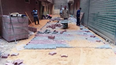 رصف 6 شوارع فرعية بالإنترلوك بحي شرق سوهاج