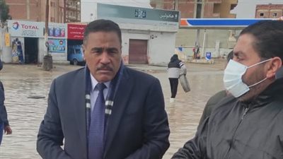 محافظ مطروح يتابع إزالة تراكمات مياه الأمطار من الشوارع | صور 