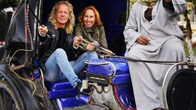 بالحنطور.. سائحون يستمتعون بأجواء الطقس المعتدل في شوارع الأقصر | صور 