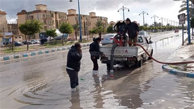 استمرار عمليات كسح مياه الأمطار وفتح الشنايش بشوارع مطروح | صور