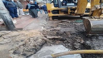 انفجار ماسورة مياه رئيسية بالشرقية.. والمحافظة تدفع بسيارات الشفط | صور