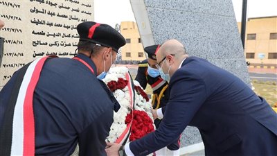 محافظ بني سويف يضع أكليلا من الزهور على النصب التذكاري لشهداء الشرطة
