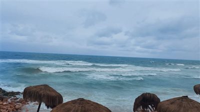 ١٠ صور ترصد ارتفاع أمواج البحر فى الإسكندرية