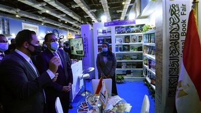 رئيس الوزراء يشيد بجناح مركز المعلومات ودعم اتخاذ القرار في معرض الكتاب | صور