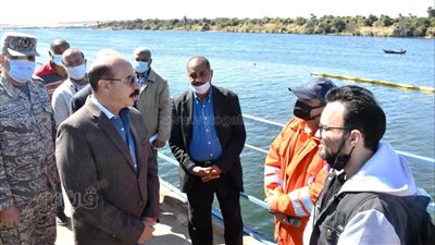 محافظ أسوان يحضر تجربة المحاكاة العملية لمكافحة تلوث بترولى نهري | صور
