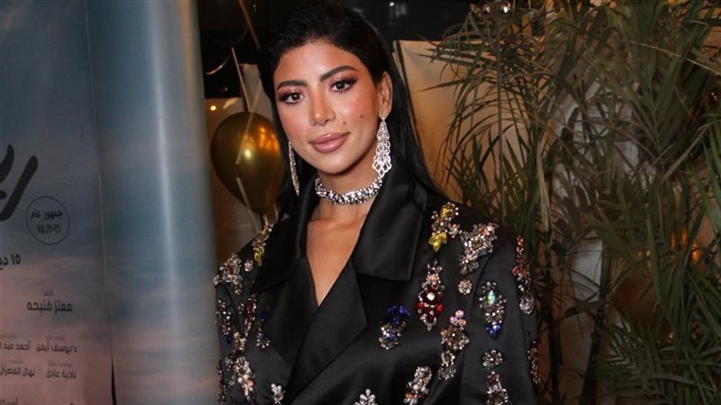 الفنانة كارولين عزمي