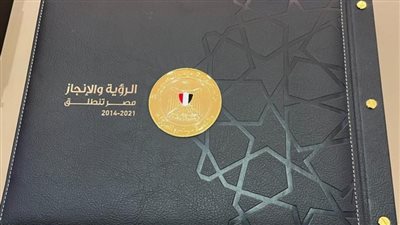 توزيع نسخة من كتاب 