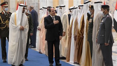 المدفعية تطلق 21 طلقة.. استقبال حافل للرئيس السيسي بقصر الوطن بأبو ظبي