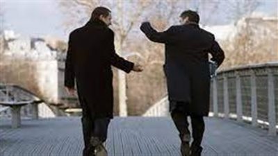 تفسير رؤية الصديق في المنام وعلاقته بسماع أخبار سعيدة وتخطي الأزمات 