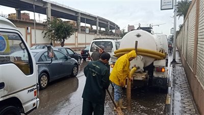 الجيزة تدفع بمعداتها لشفط مياه الأمطار من المناطق المتضررة | صور