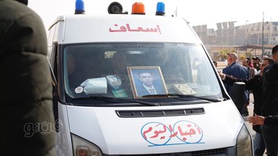 وصول جثمان ياسر رزق إلى مسجد المشير طنطاوي استعدادًا لتشييعه | فيديو 