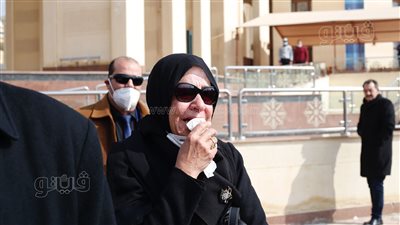 انهيار شقيقة ياسر رزق عقب وصول جثمانه إلى مسجد المشير طنطاوي | فيديو وصور