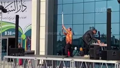 عروض السيرك تخطف أنظار جمهور معرض القاهرة للكتاب | فيديو