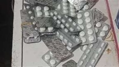 ضبط أدوية منتهية الصلاحية بـ صيدلية غير مرخصة في الشرقية|صور