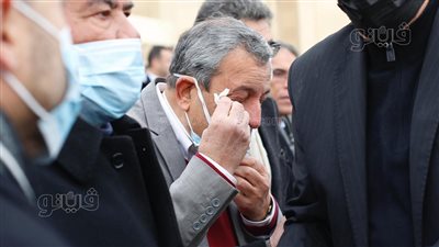 بالدموع.. صحفيون وإعلاميون يشيعون جثمان ياسر رزق | صور 